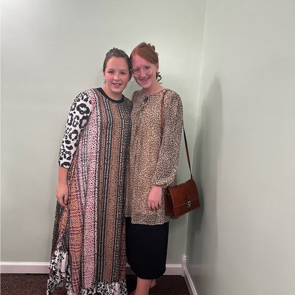 Hi! I’m Krystine! Always looking for bundles to buy! Ladies clothes from xs-xl. - Picture 4 of 11